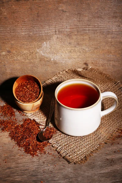 Herbatę rooibos smaczne, na drewnianym stole — Zdjęcie stockowe