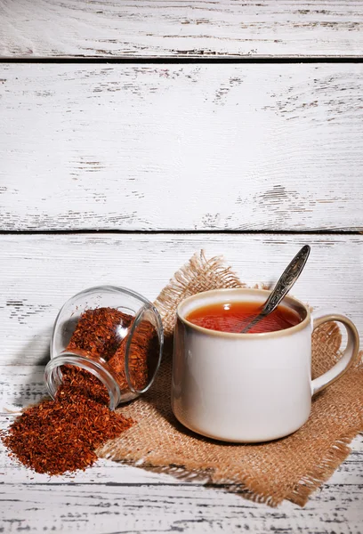 Φλιτζάνι του τσαγιού rooibos νόστιμο, στο παλιό λευκό ξύλινο τραπέζι — Φωτογραφία Αρχείου