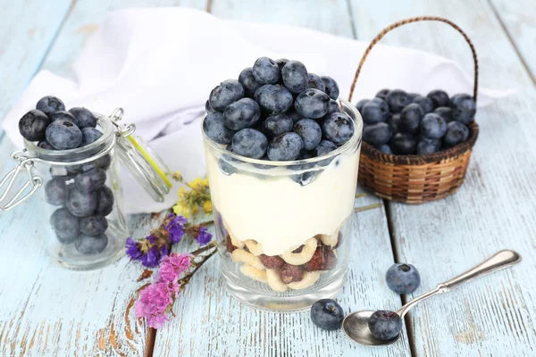 Natural yogurt with fresh blueberries on wooden table — Stock Photo, Image