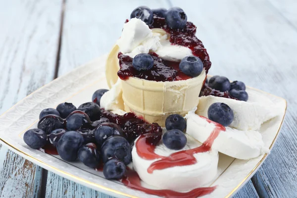 Leckeres Dessert mit frischen Blaubeeren auf Holztisch — Stockfoto