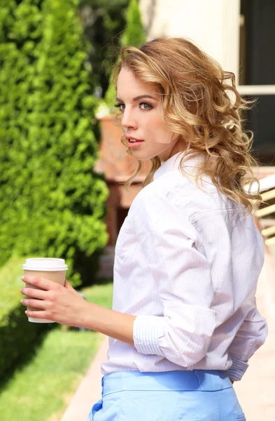 Mujer de negocios con café en la calle de la ciudad —  Fotos de Stock