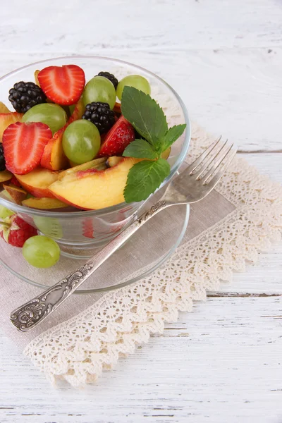 Świeże owoce smaczne sałatki na drewnianym stole — Zdjęcie stockowe