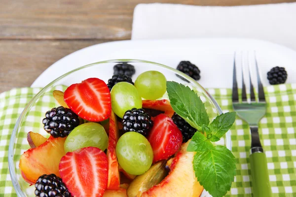 Lekkere en verse fruitsalade op houten tafel — Stockfoto