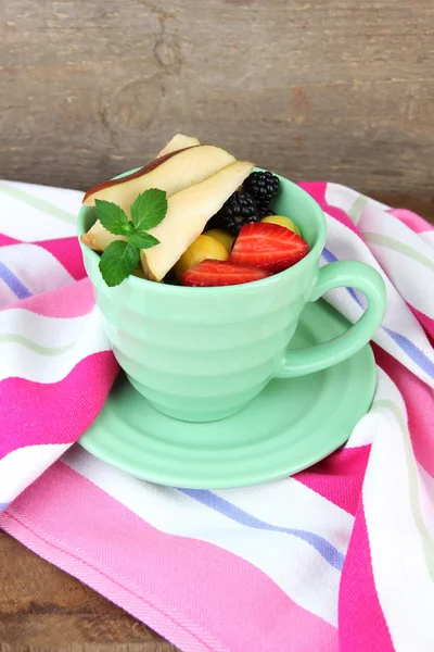 Salada de frutas saborosa fresca na mesa — Fotografia de Stock