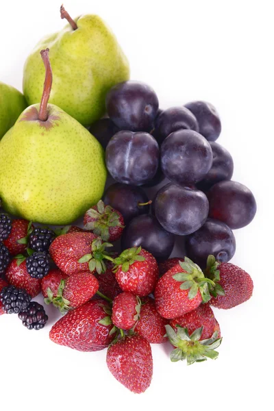 Fructe coapte și fructe de pădure izolate pe alb — Fotografie, imagine de stoc