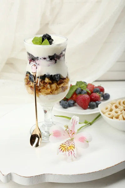 Ahşap masa üzerinde taze çilek ile doğal yoğurt — Stok fotoğraf