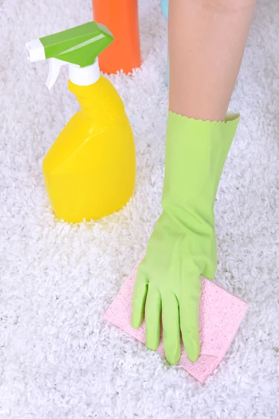 Cleaning carpet with cloth close up — Stock Photo, Image
