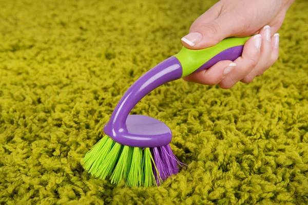 Nettoyage tapis avec brosse gros plan — Photo