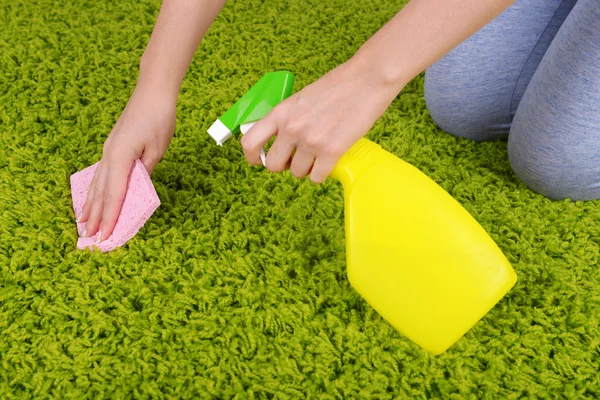Teppich mit Tuch und Sprayer aus nächster Nähe reinigen — Stockfoto
