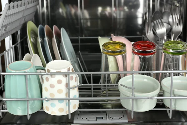 Otwarta zmywarka z czystymi naczyniami w środku — Zdjęcie stockowe