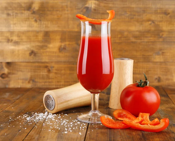 Vaso de sabroso jugo de tomate y pimienta en la mesa de madera —  Fotos de Stock