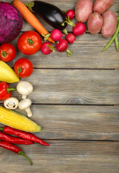 Zomer frame met verse biologische groenten op houten achtergrond — Stockfoto