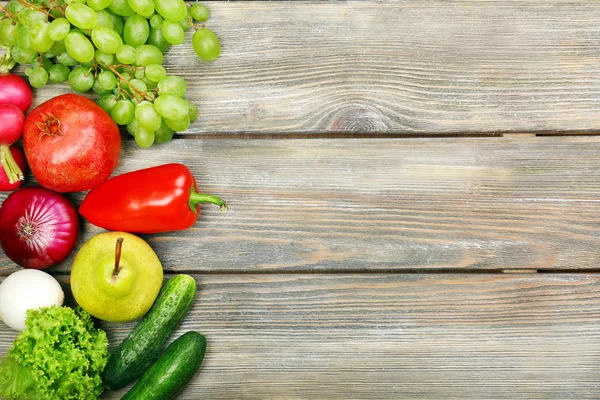 Marco de verano con verduras y frutas orgánicas frescas sobre fondo de madera — Foto de Stock