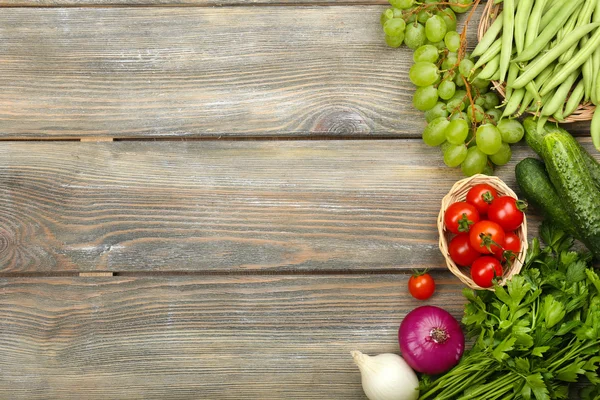 Marco de verano con verduras y frutas orgánicas frescas sobre fondo de madera — Foto de Stock