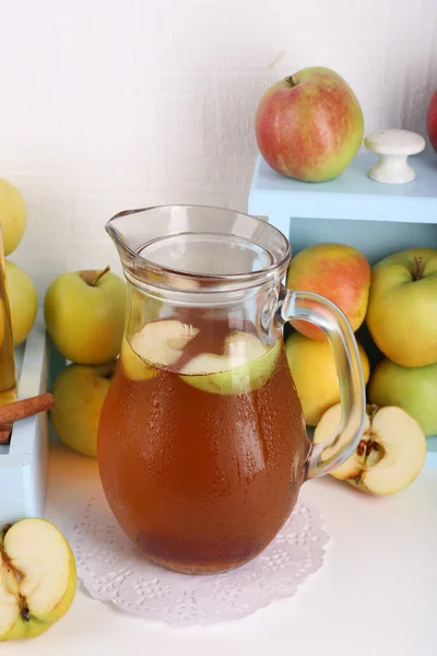 Stilleben med välsmakande äppelcider och färska äpplen — Stockfoto