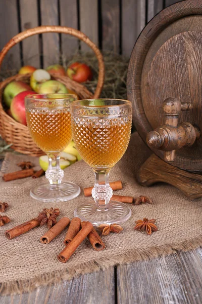 Still life with tasty apple cider in barrel and fresh apples — Stock Photo, Image