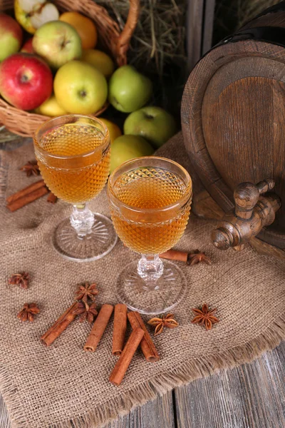Lezzetli elma namlu ve taze elma ile natürmort — Stok fotoğraf