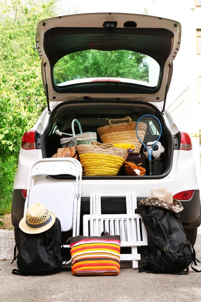 Чемоданы и сумки в багажнике автомобиля готовы к отъезду на праздники — стоковое фото