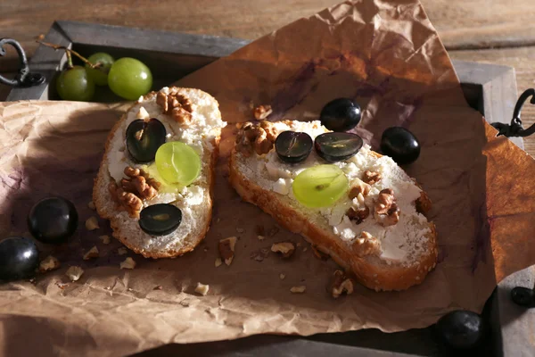 Tasty bread with grape and cheese, close up — Stock Photo, Image