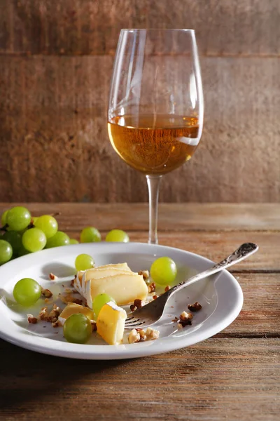 Belle nature morte avec vin, fromage et raisin mûr sur fond de bois — Photo