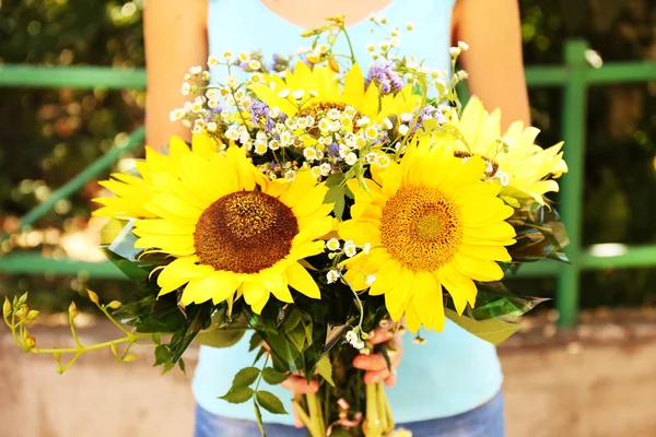 Hermoso ramo de girasoles en manos femeninas —  Fotos de Stock