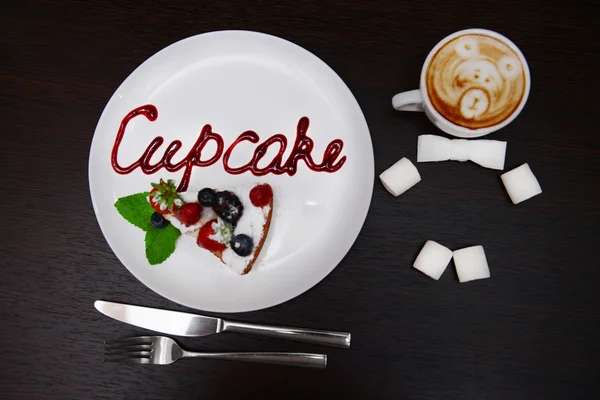 Ciastko i kawę z ładny rysunek w kawiarni — Zdjęcie stockowe