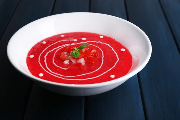 Polévka Gaspacho na barevné dřevěné pozadí — Stock fotografie