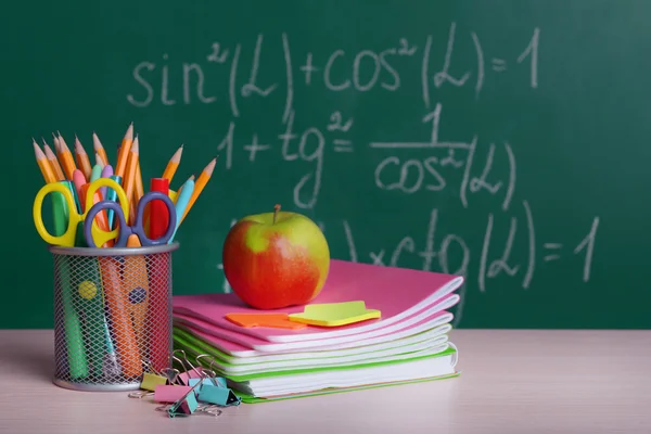 Schulbedarf auf dem Tisch — Stockfoto