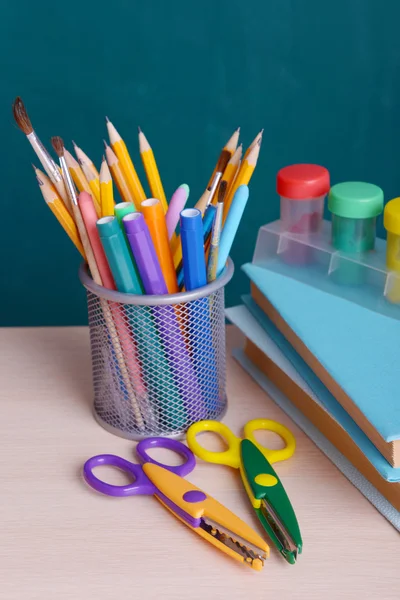 Schulbedarf auf dem Tisch — Stockfoto