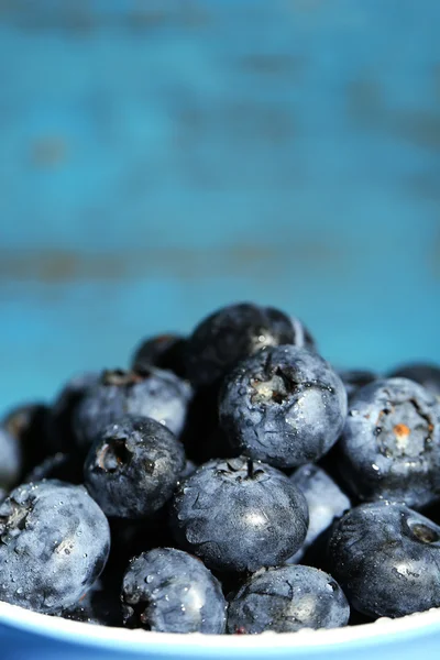 Schmackhafte reife Blaubeeren, auf Holzgrund — Stockfoto