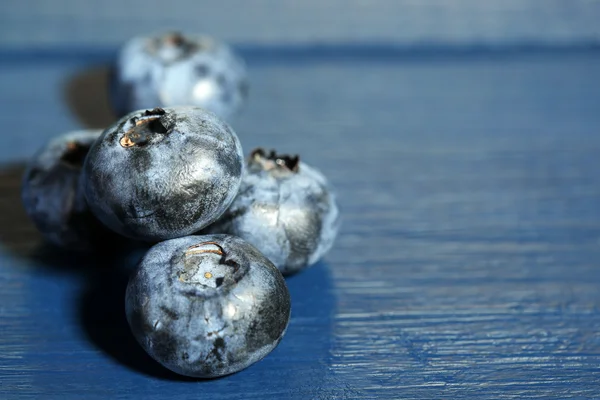 Tasty ripe blueberries, on wooden background — Stock Photo, Image