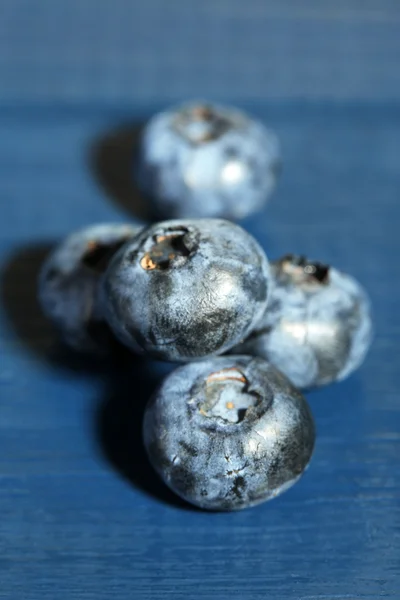 美味的成熟蓝莓、 木背景 — 图库照片