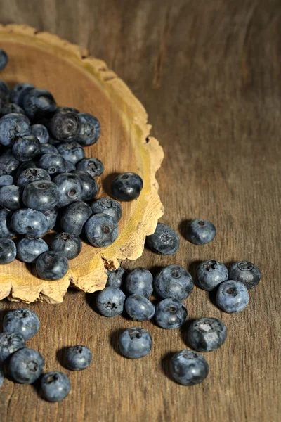 Bleuets mûrs savoureux, sur fond de bois — Photo