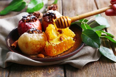 tablo üzerinde plaka üzerinde pişmiş elma yakın çekim