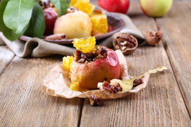 tablo üzerinde pişmiş elma yakın çekim