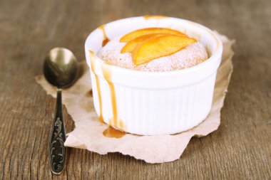 ahşap masa üzerinde taze şeftali ile lezzetli mini kek