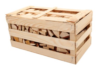 Ahşap kutusunda beyaz izole yakacak odun