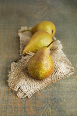 Tahta zemin üzerinde olgun armutlar