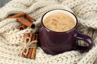 ahşap masa üzerine tarçın ile süt