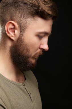 Sakallı yakışıklı adam