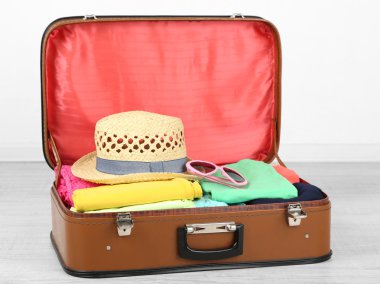 Eski bavul içinde Bayan giyim