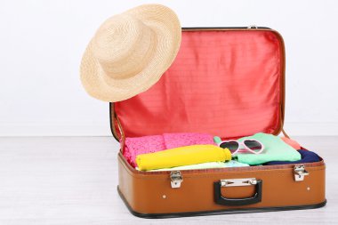 Eski bavul içinde Bayan giyim