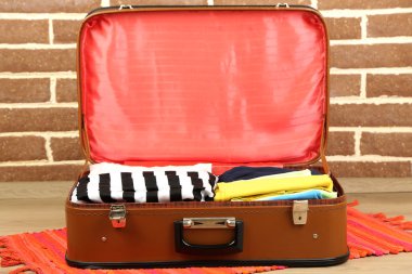 tuğla duvar zemin üzerine eski bavul Bayan giyim