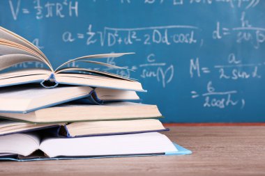 ahşap masa tahta zemin üzerine kitaplar