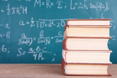 ahşap masa tahta zemin üzerine kitaplar