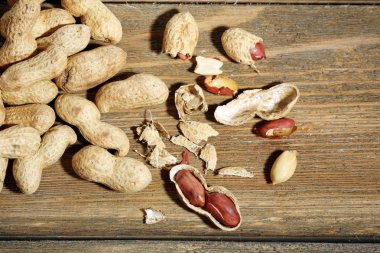 ahşap zemin üzerine fıstık