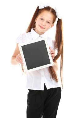 güzel küçük bir kız boş poster üzerinde beyaz izole holding