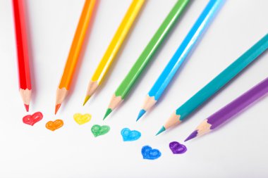 beyaz üzerine izole edilmiş renkli kalemler