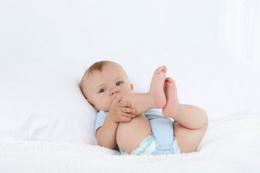 Şirin bebek çocuk yatak odasında