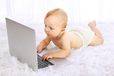 Şirin bebek çocuk odası halı üstünde laptop ile